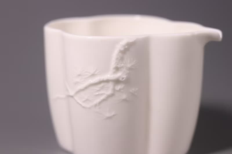 敦睦窯-德化模刻印花玉瓷小葵口茶盅