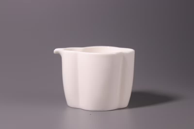 敦睦窯-德化模刻印花玉瓷小葵口茶盅