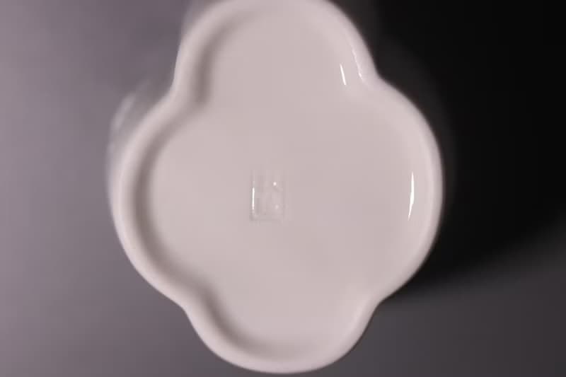 敦睦窯-德化模刻印花玉瓷小葵口茶盅