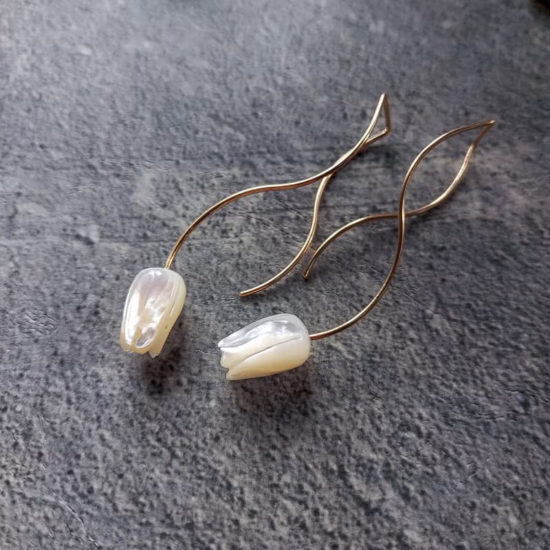 14kgf Tulip nuance curve pierced earrings / clip on WHT