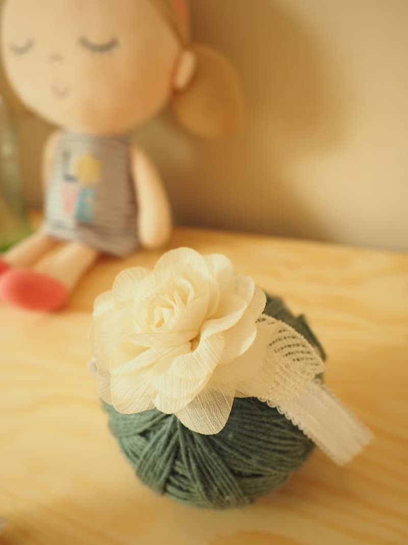 手作嬰兒女童白色茶花葉子髮帶 適合百日宴彌月拍攝
