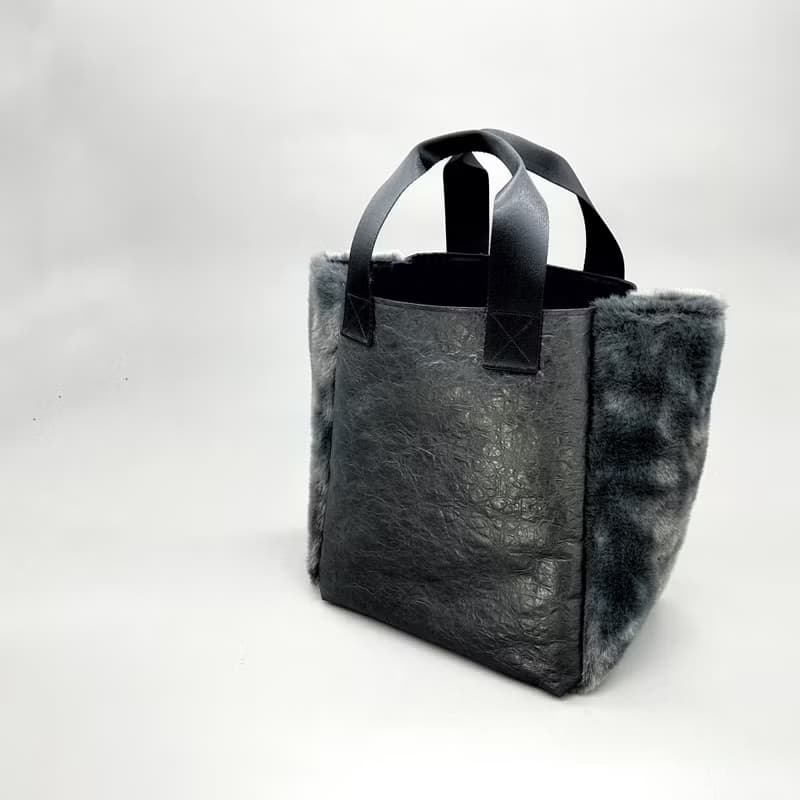 【東京発】イタリア製ファー/グレイッシュネイビー   特殊素材 エコロジー トートバッグ black / M