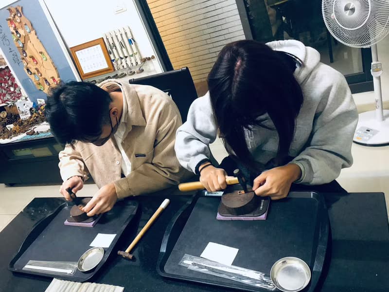 【體驗】金工手作│鍛敲紅銅+染色│皮革手環 │文化幣│台南旅遊