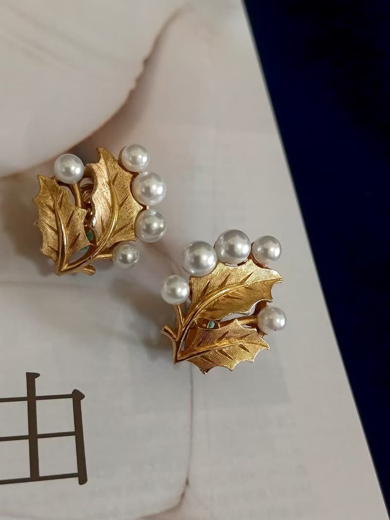 vintage jewelry Trifari 金色珍珠冬青葉 夾式耳環