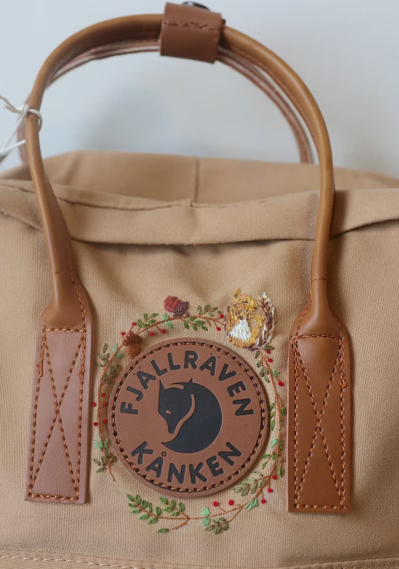 松鼠與小松果花圈 -此款圖案可刺繡訂製 但卡其色包已斷貨