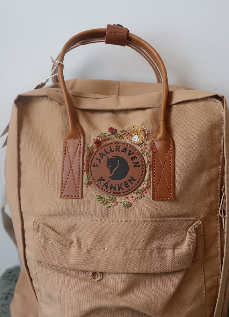 松鼠與小松果花圈 -此款圖案可刺繡訂製 但卡其色包已斷貨
