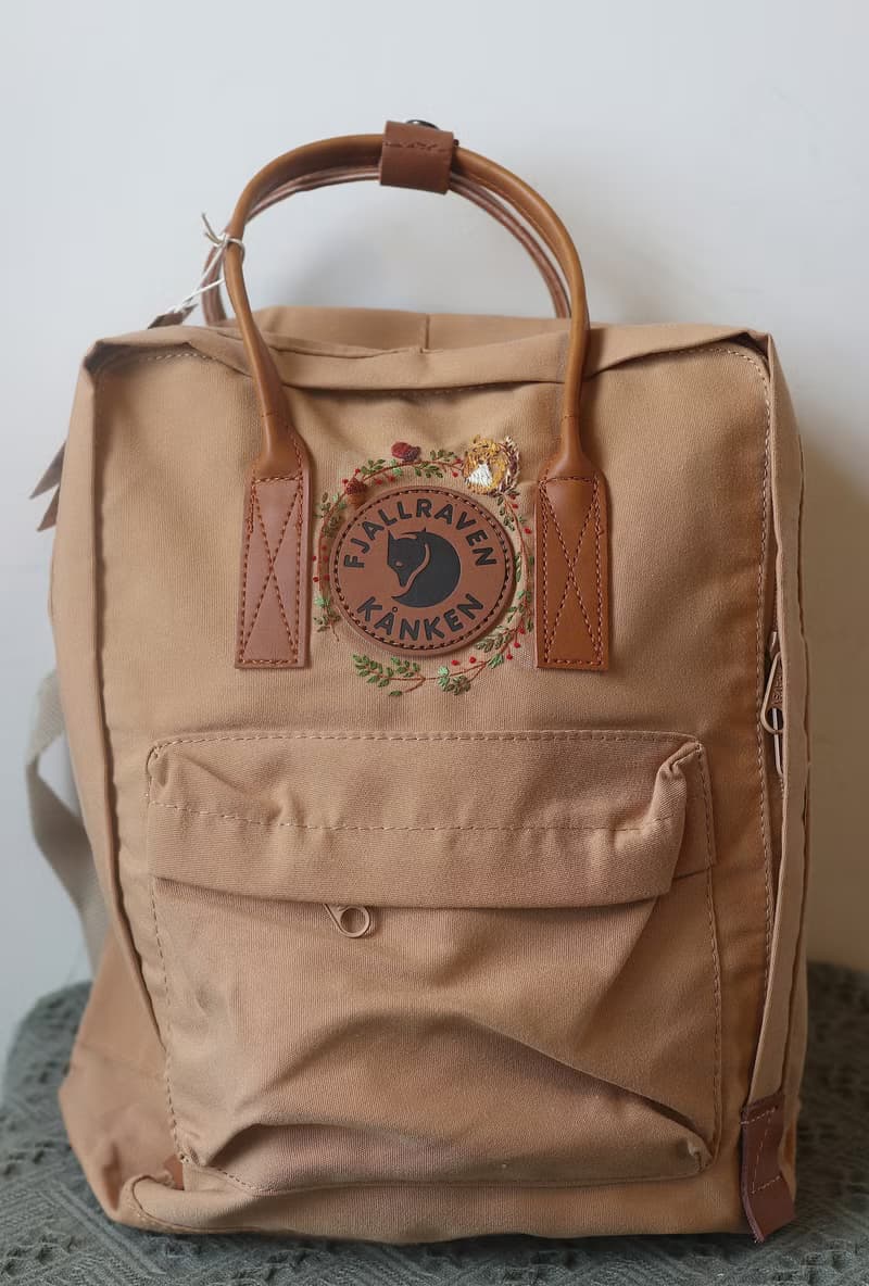 松鼠與小松果花圈 -此款圖案可刺繡訂製 但卡其色包已斷貨
