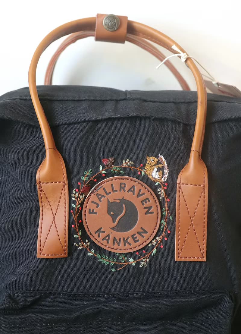 松鼠與小松果花圈 -此款圖案可刺繡訂製 但卡其色包已斷貨