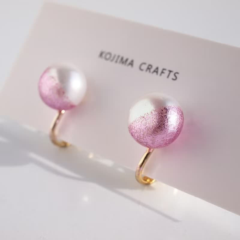 日本製　春の新色　桜ピンクとホワイトのパールピアス　イヤリング