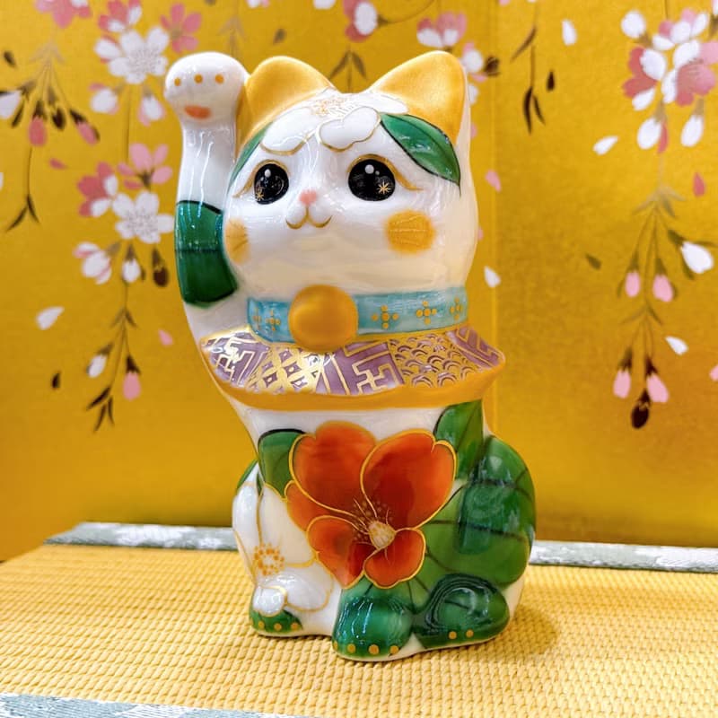 【白椿盈福】日本清水燒招財貓 | 色繪白地 - 椿花