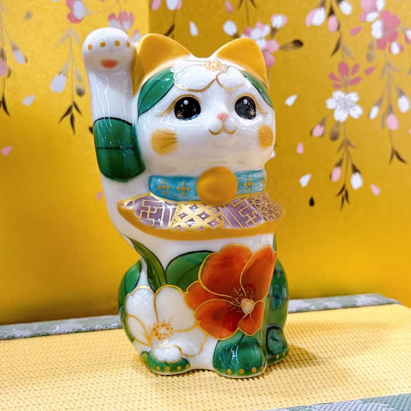 【白椿盈福】日本清水燒招財貓 | 色繪白地 - 椿花