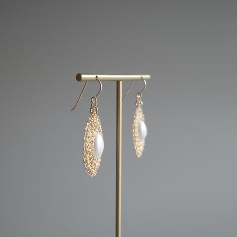 雫珍珠 – 金屬鉤織耳飾 金色