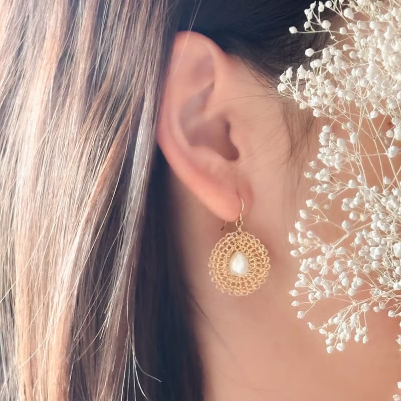 雫珍珠 – 金屬鉤織耳飾 金色
