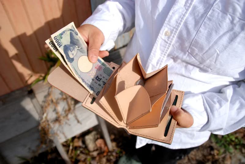 ハーフサイズウォレット お札が折れない 手のひらサイズ