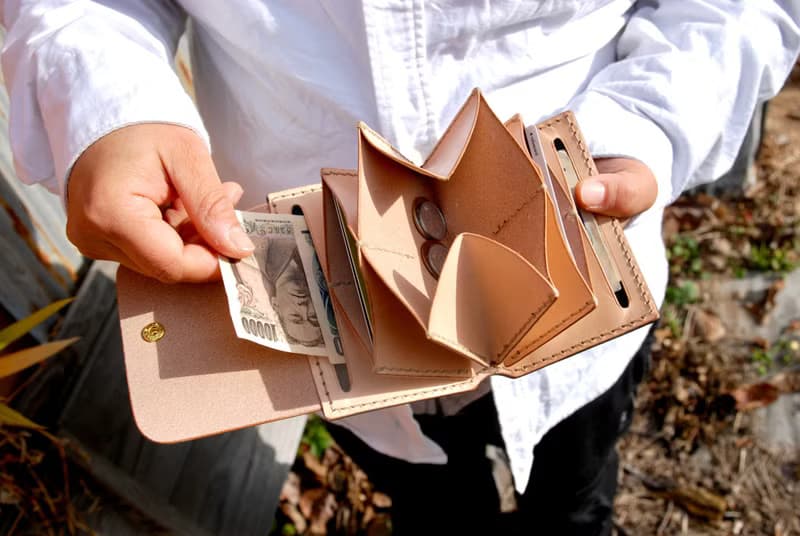 ハーフサイズウォレット お札が折れない 手のひらサイズ