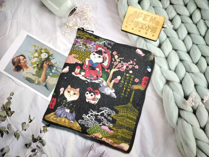 袋物系列-彩色噴墨設計師藝妓武士貓咪L型拉鍊袋鋪棉電子書保護套