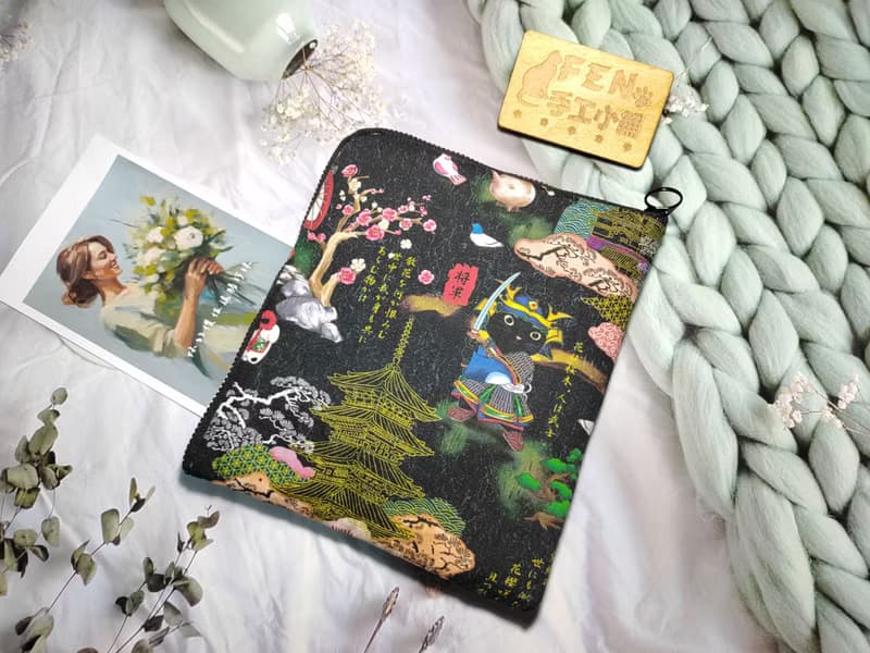 袋物系列-彩色噴墨設計師藝妓武士貓咪L型拉鍊袋鋪棉電子書保護套