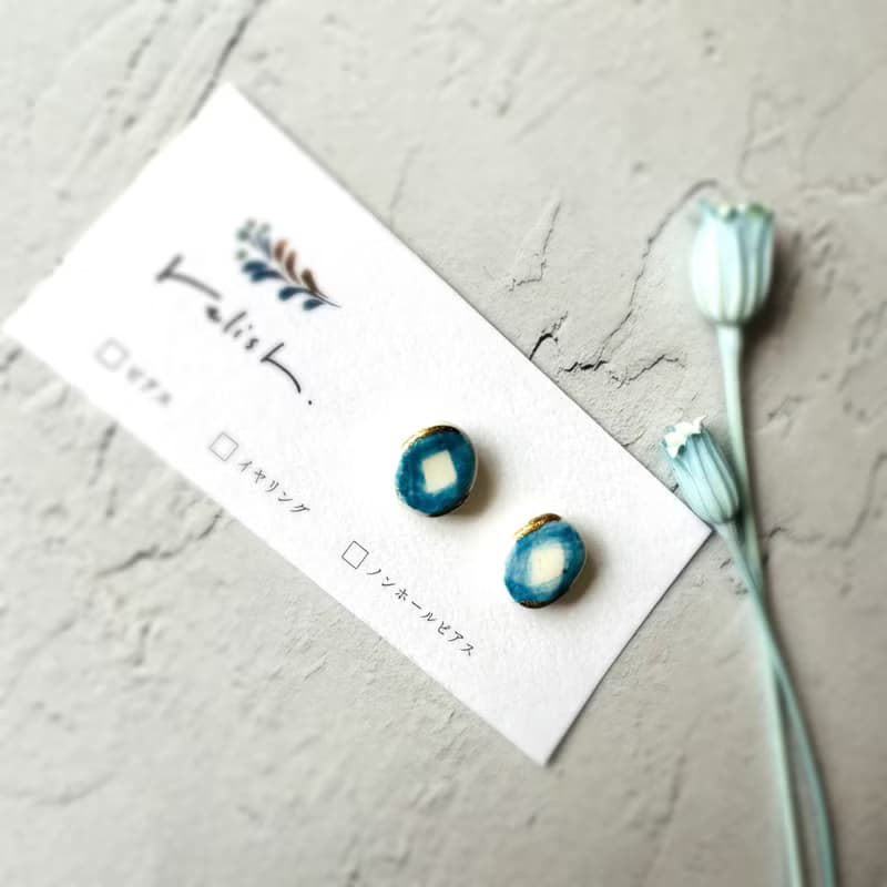 【再販】青空 絵付 陶器 金継ぎ ライン ピアス イヤリング ノンホールピアス ライトブルー 水色 ゴールド 金 小ぶり 陶磁器 小さい 丸 楕円 ブルー 青