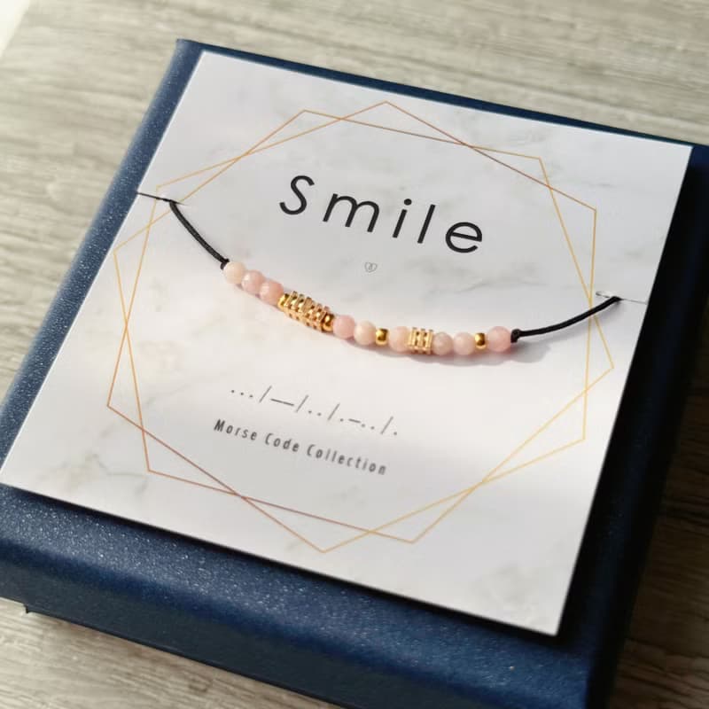 粉澳寶 Smile 摩斯密碼手繩 | 正能量療癒水晶手鍊 姊妹生日禮物