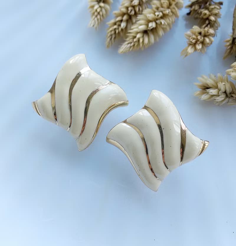 Vintage Jewelry 西洋古董飾品 奶白色調 幾何波浪 夾式耳環