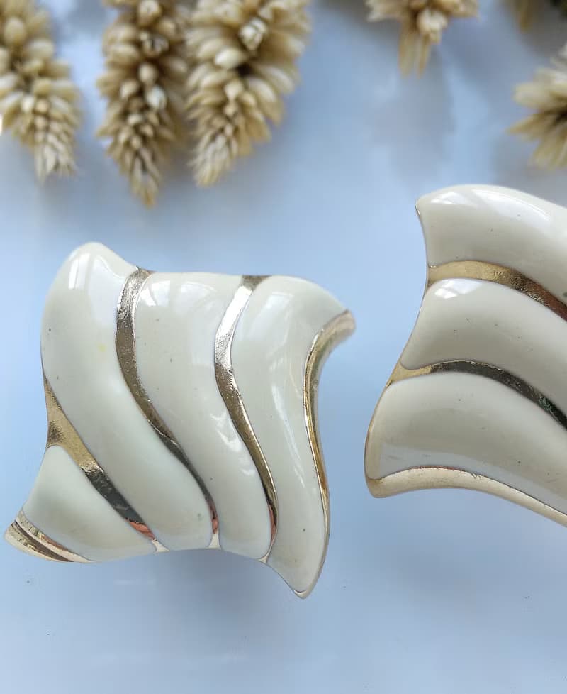 Vintage Jewelry 西洋古董飾品 奶白色調 幾何波浪 夾式耳環