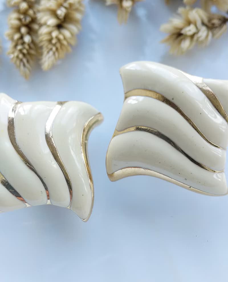 Vintage Jewelry 西洋古董飾品 奶白色調 幾何波浪 夾式耳環