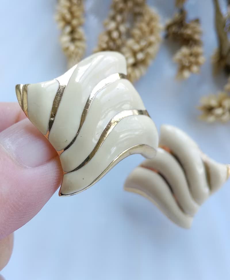 Vintage Jewelry 西洋古董飾品 奶白色調 幾何波浪 夾式耳環