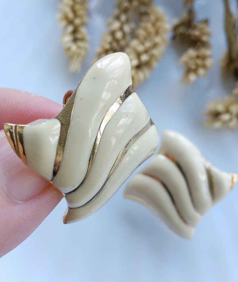 Vintage Jewelry 西洋古董飾品 奶白色調 幾何波浪 夾式耳環