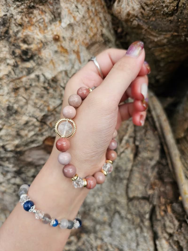 緋紅玫瑰-玫瑰色系阿拉善/藍針水晶/白水晶/愛情/魅力/水晶手鍊