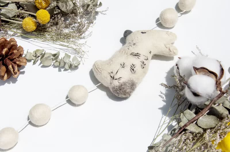 羊毛氈掛飾/羊毛氈吊飾/嬰兒床吊飾/童房掛飾-北歐風刺繡兔子鈴鐺