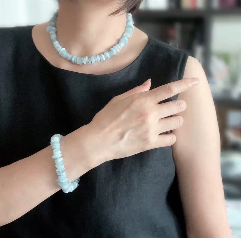 ロングにもなる　涼しげアクアマリン ラフカットのネックレスとブレスレットのセット