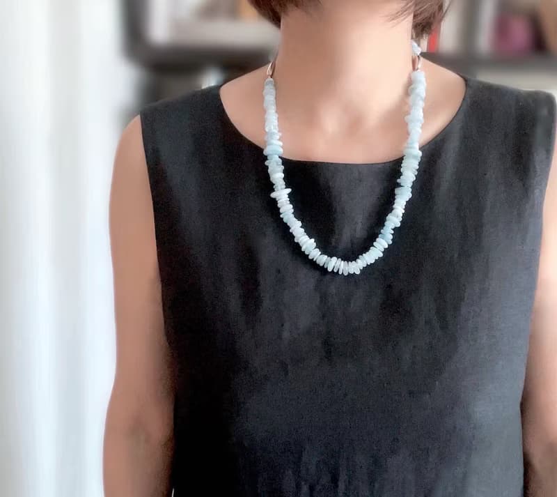 ロングにもなる　涼しげアクアマリン ラフカットのネックレスとブレスレットのセット