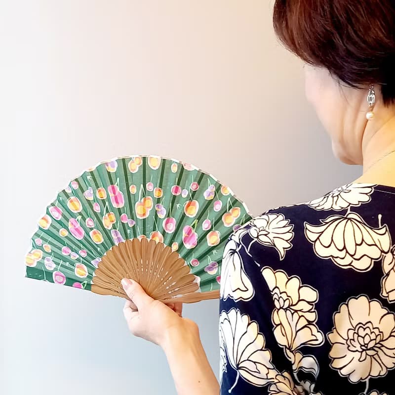 momodeの扇子　緑