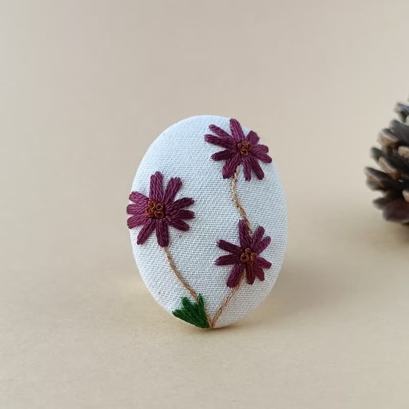 チョコレートコスモス刺繍ブローチ