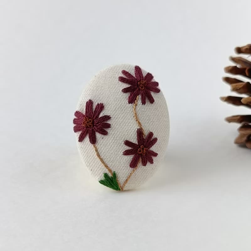 チョコレートコスモス刺繍ブローチ