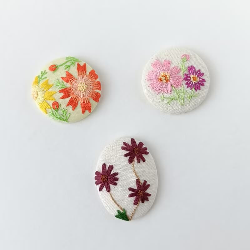 チョコレートコスモス刺繍ブローチ