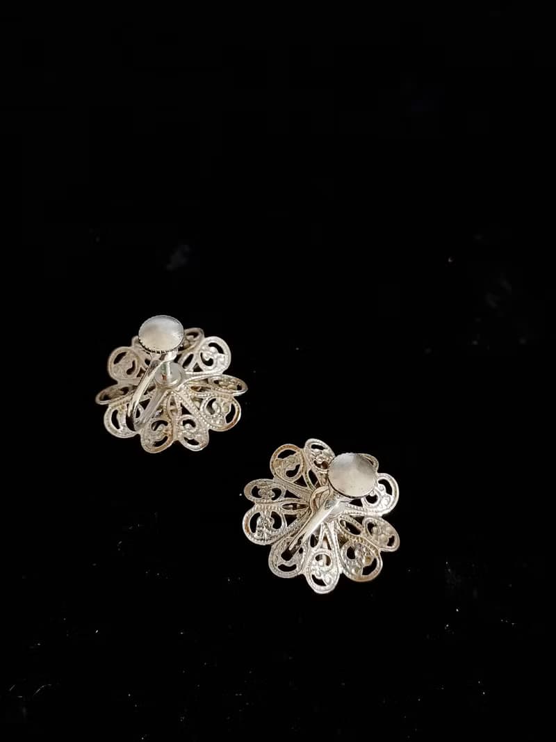 vintage jewelry  典雅簍空精雕萊茵花卉 夾式耳環