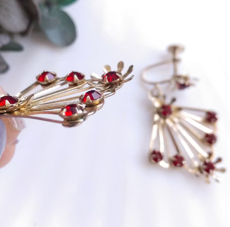 Vintage Jewelry 西洋古董飾品 垂墜 紅鑽花 簍空 栓式耳環
