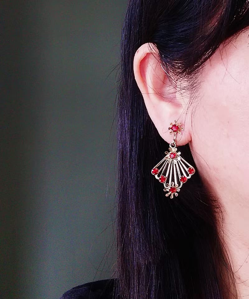 Vintage Jewelry 西洋古董飾品 垂墜 紅鑽花 簍空 栓式耳環