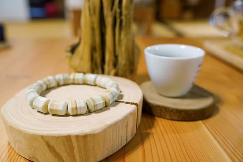 阿拉善瑪瑙彩玉 多巴胺黃綠千層桶珠 || 辟邪平安 天然水晶手鍊