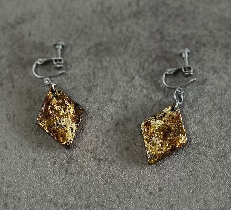 耳環/菱形/琥金浮鑠/jesmonite/飾品/銀箔/醫療不鏽鋼耳夾
