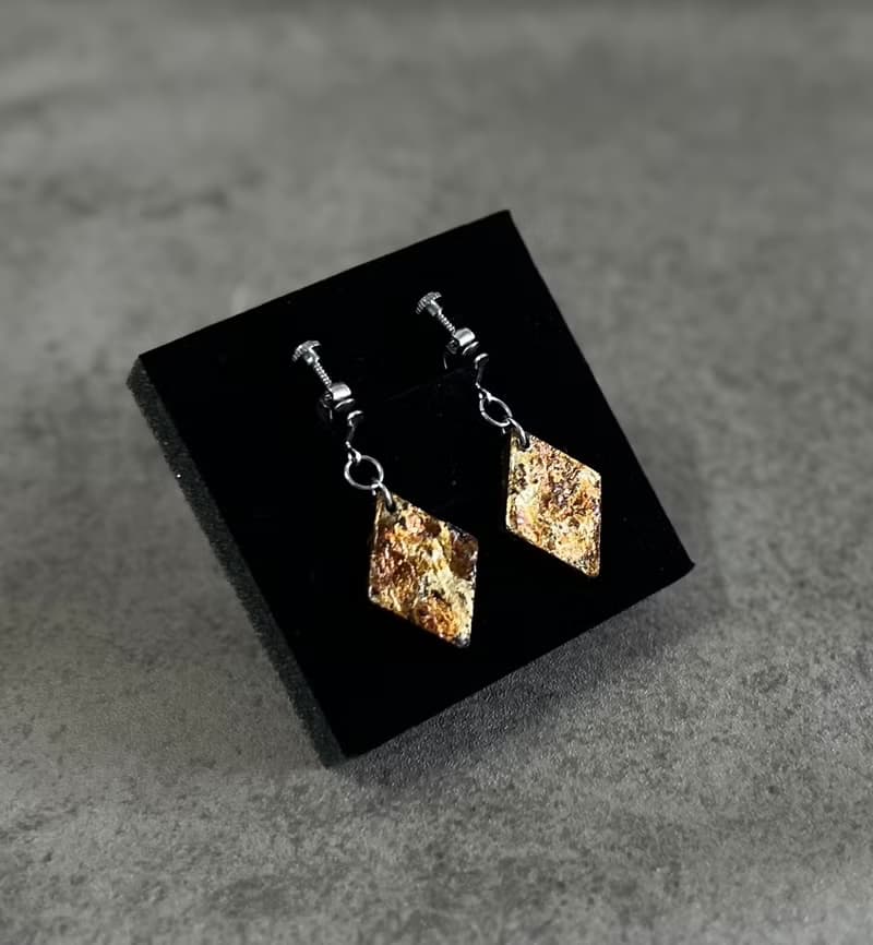 耳環/菱形/琥金浮鑠/jesmonite/飾品/銀箔/醫療不鏽鋼耳夾