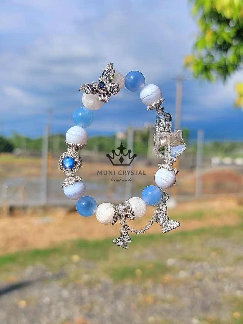 。藍眸。靈氣白晶狐藍白仙氣大氣設計款手鍊藍紋糖心瑪瑙白幽靈