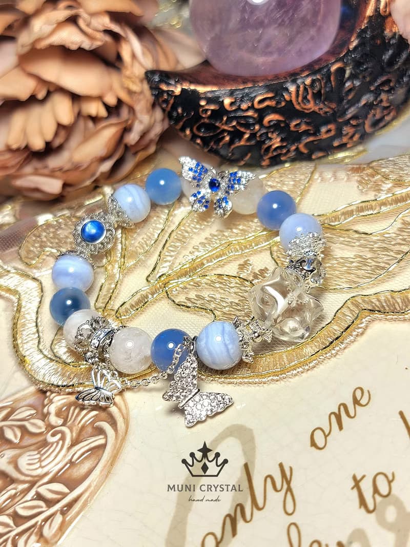 。藍眸。靈氣白晶狐藍白仙氣大氣設計款手鍊藍紋糖心瑪瑙白幽靈