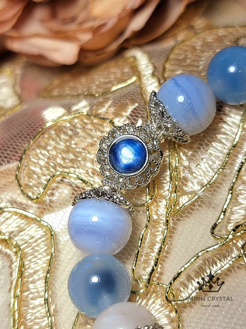 。藍眸。靈氣白晶狐藍白仙氣大氣設計款手鍊藍紋糖心瑪瑙白幽靈