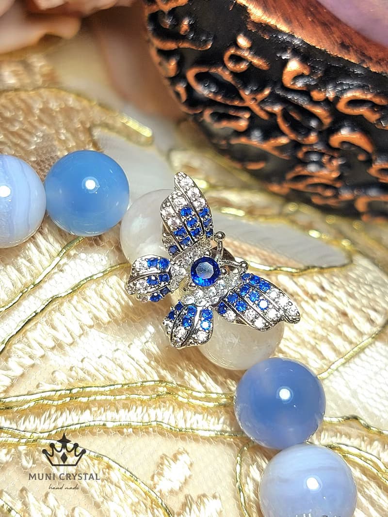 。藍眸。靈氣白晶狐藍白仙氣大氣設計款手鍊藍紋糖心瑪瑙白幽靈