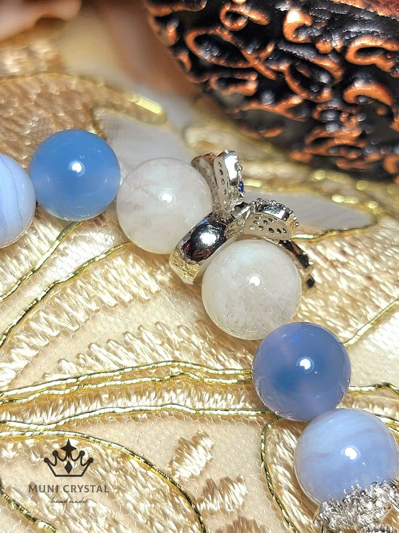 。藍眸。靈氣白晶狐藍白仙氣大氣設計款手鍊藍紋糖心瑪瑙白幽靈