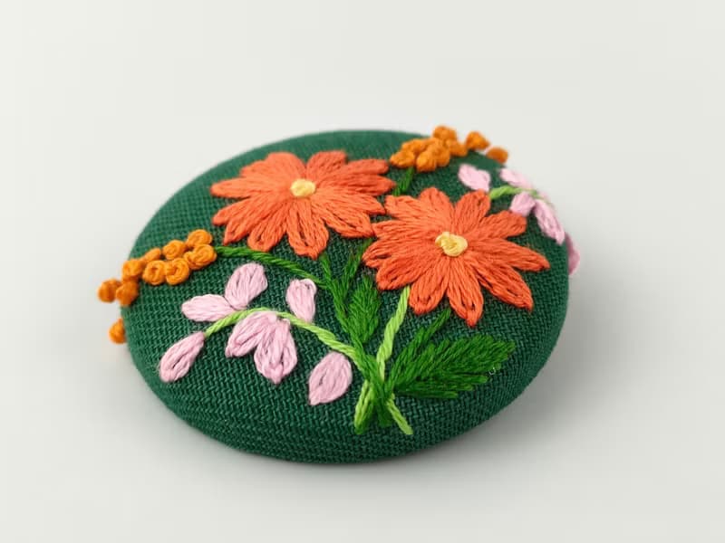 ガーベラとスイートピーの花束刺繍ブローチ