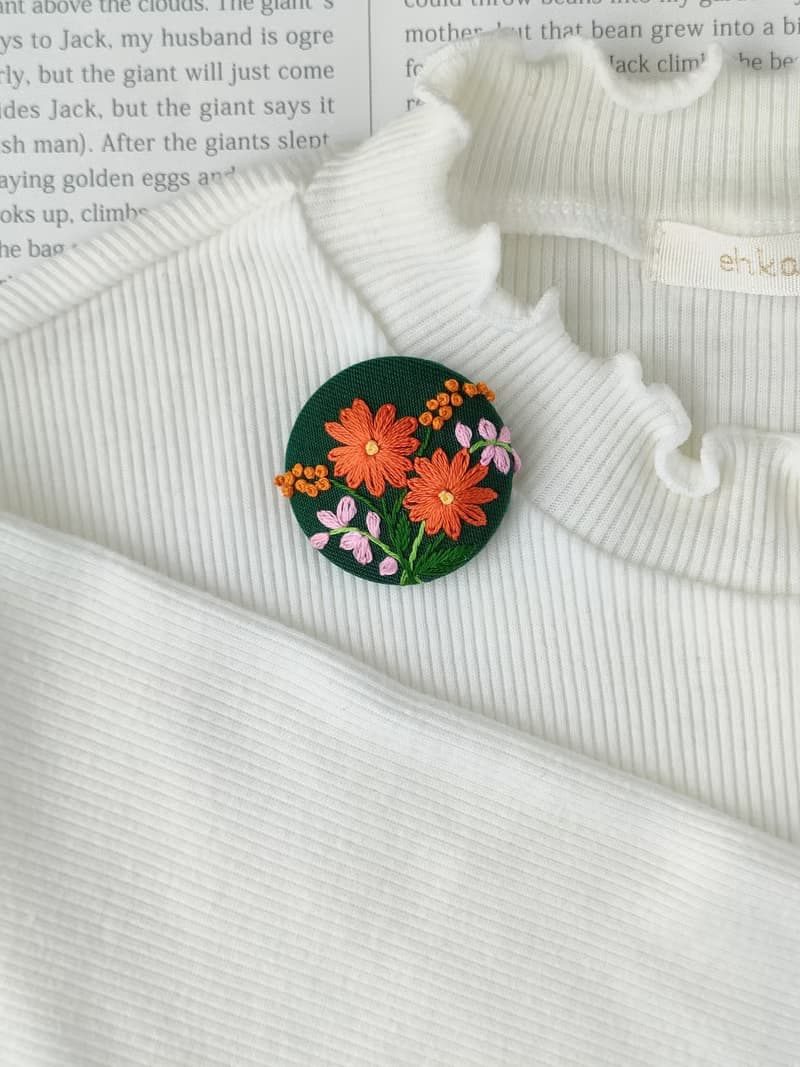 ガーベラとスイートピーの花束刺繍ブローチ