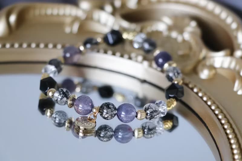 招財防小人手鍊原礦設計 /  印度洋之淚 - 血滴堇青石-黑髮晶